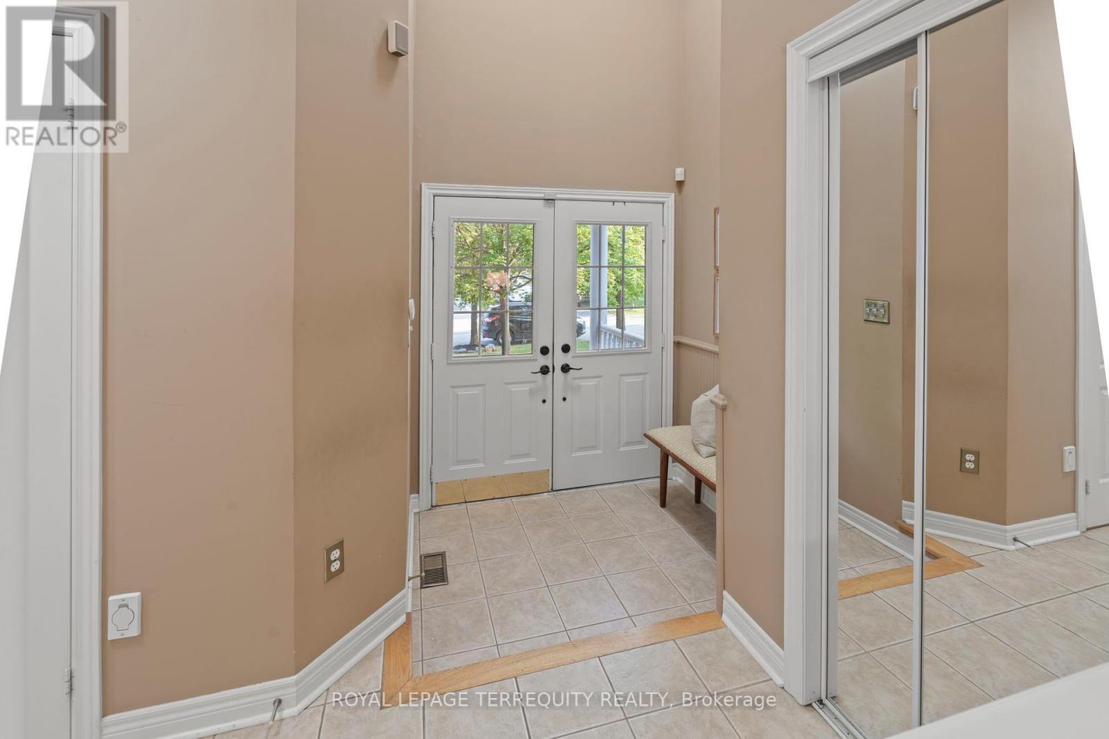 12 Kenilworth Crescent, Whitby, Ontario  L1M 2M7 - Photo 4 - E12394771