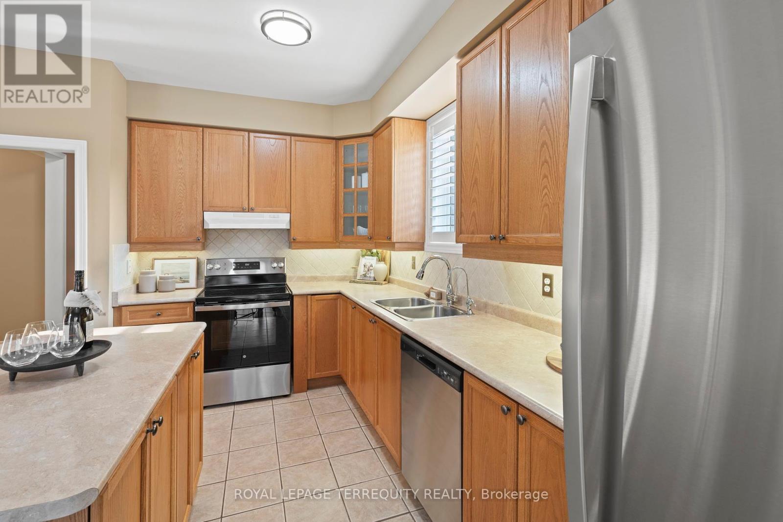 12 Kenilworth Crescent, Whitby, Ontario  L1M 2M7 - Photo 9 - E12394771