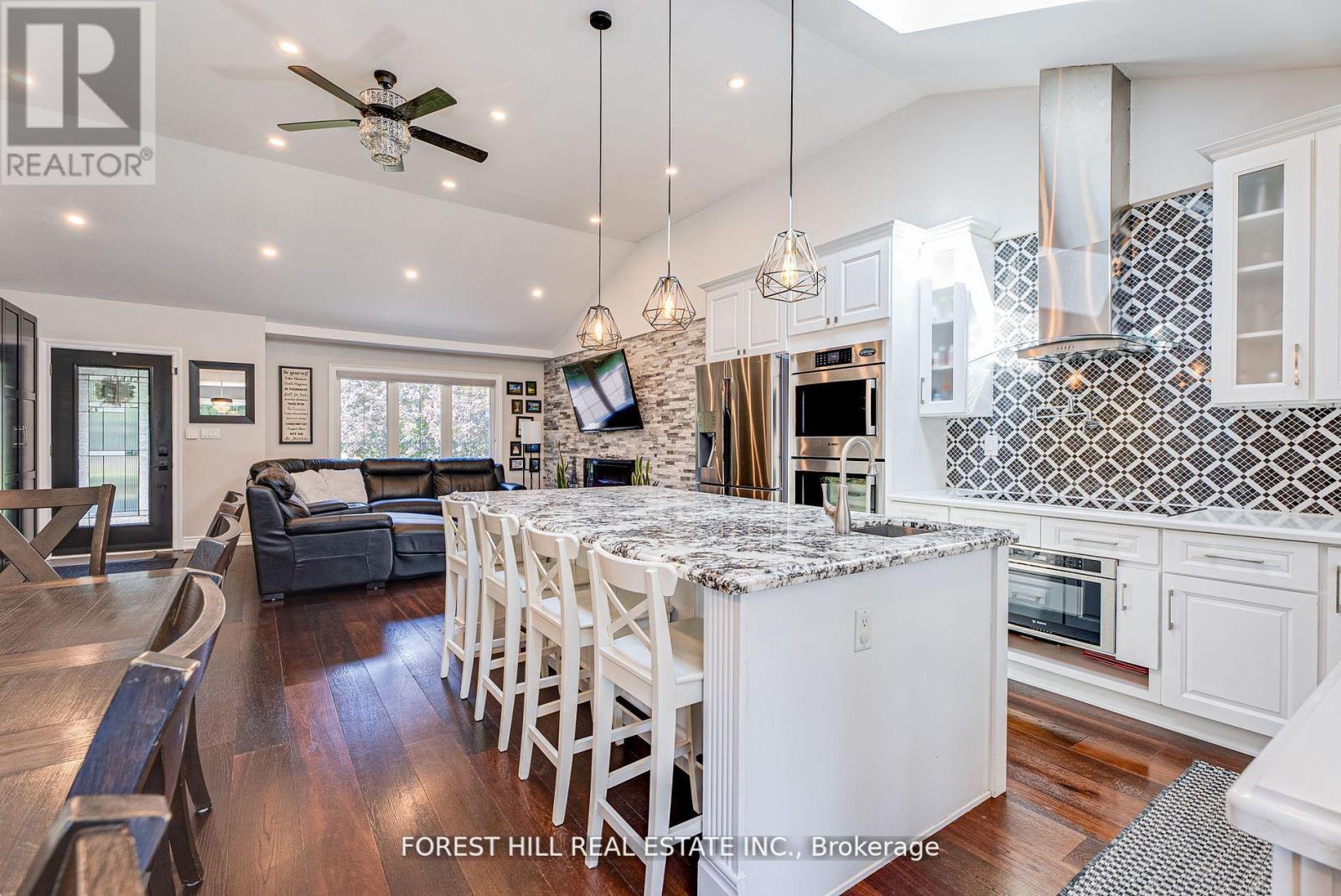 5837 Yonge Street, Innisfil, Ontario  L0L 1K0 - Photo 4 - N12394730