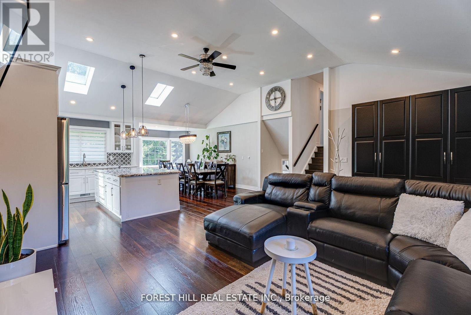 5837 Yonge Street, Innisfil, Ontario  L0L 1K0 - Photo 6 - N12394730