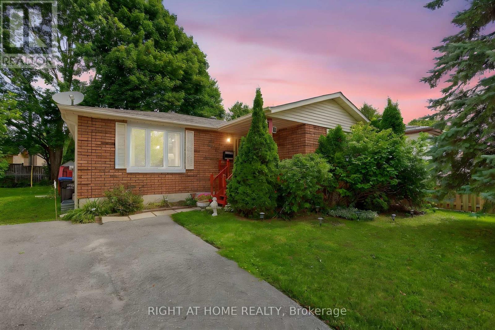 688 Bayview Drive, Midland, Ontario  L4R 1W8 - Photo 1 - S12394695