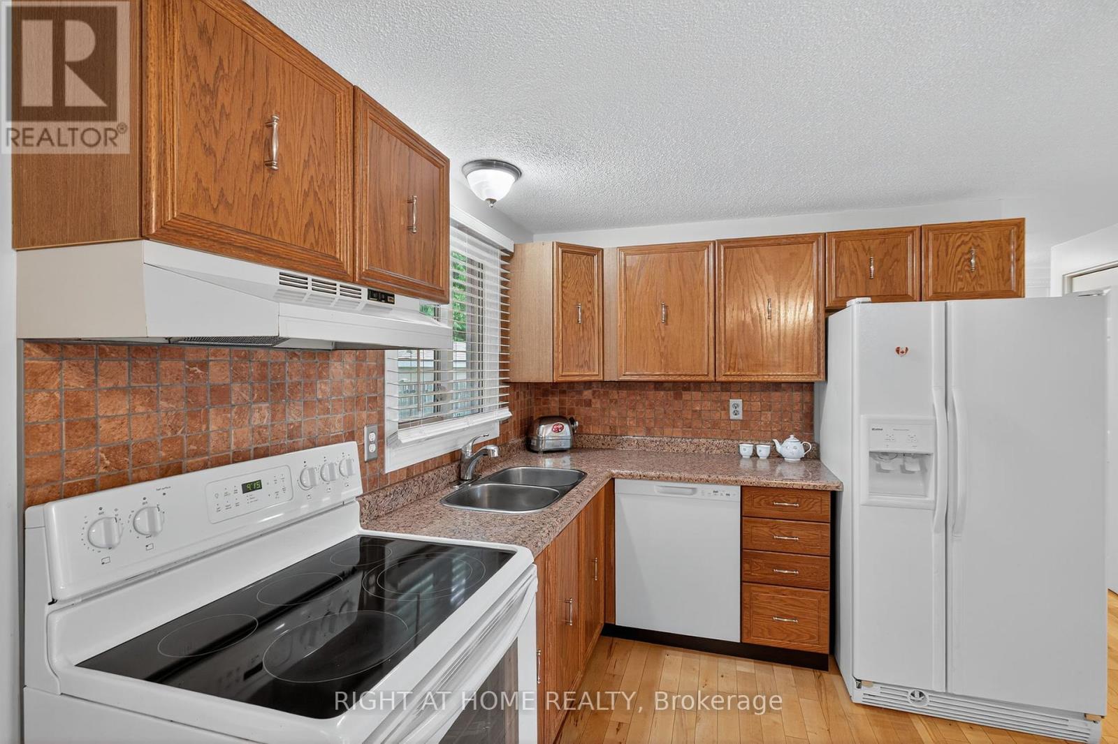 688 Bayview Drive, Midland, Ontario  L4R 1W8 - Photo 12 - S12394695