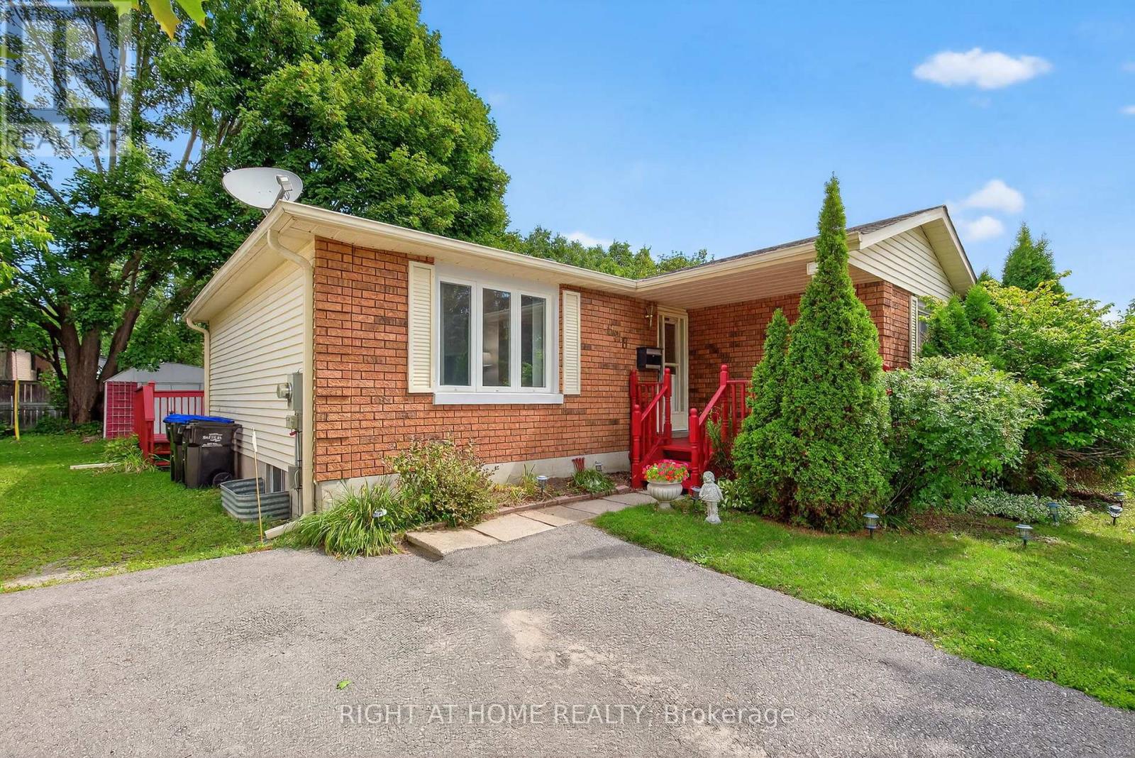 688 Bayview Drive, Midland, Ontario  L4R 1W8 - Photo 2 - S12394695