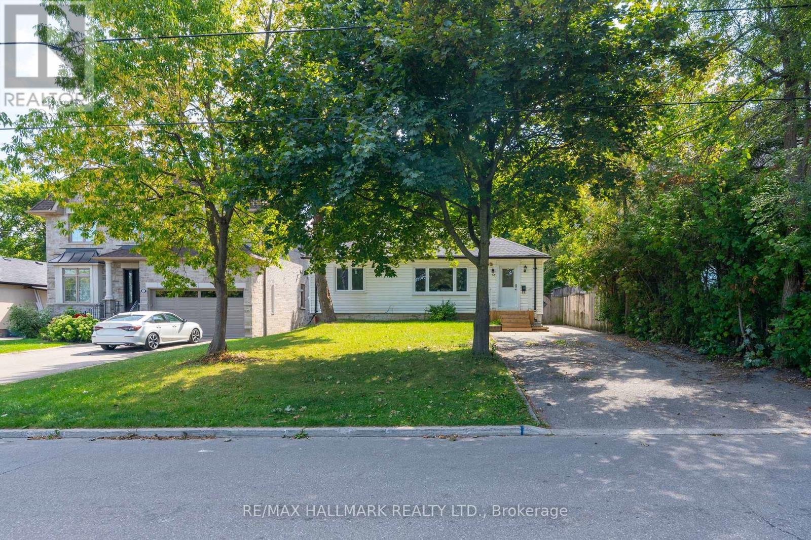 Property at 43 MEADOWVIEW AVENUE image 4