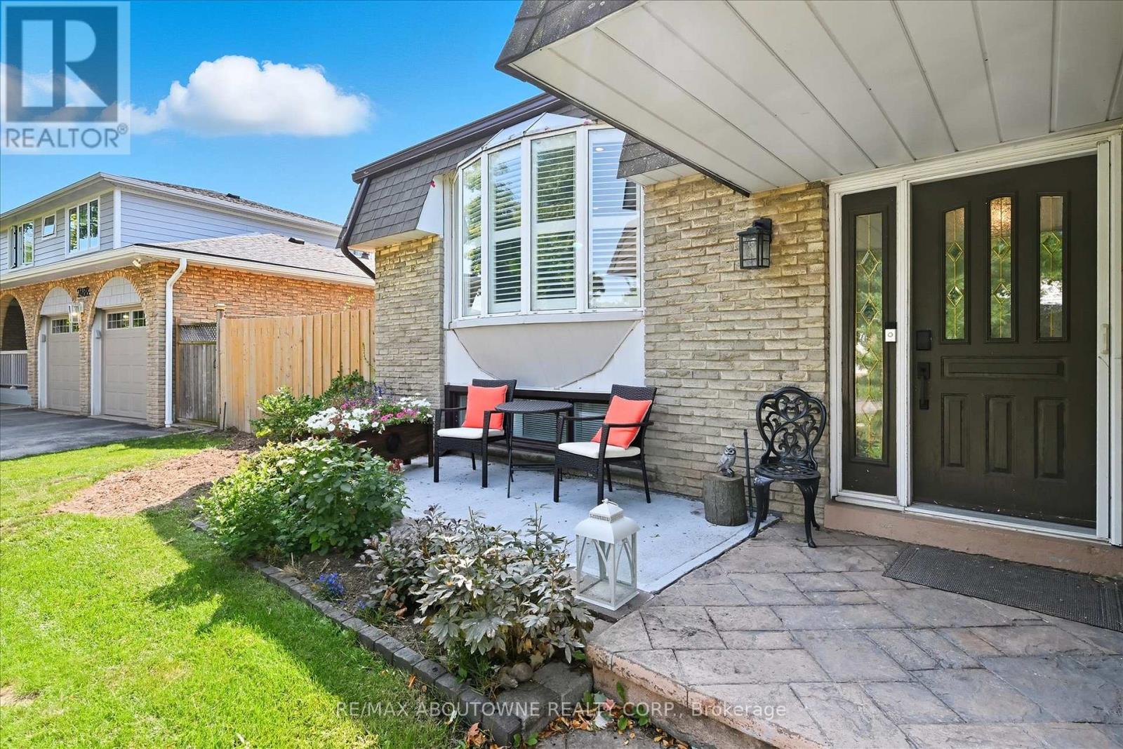 2490 Trevor Drive, Oakville, Ontario  L6L 5C6 - Photo 3 - W12394718