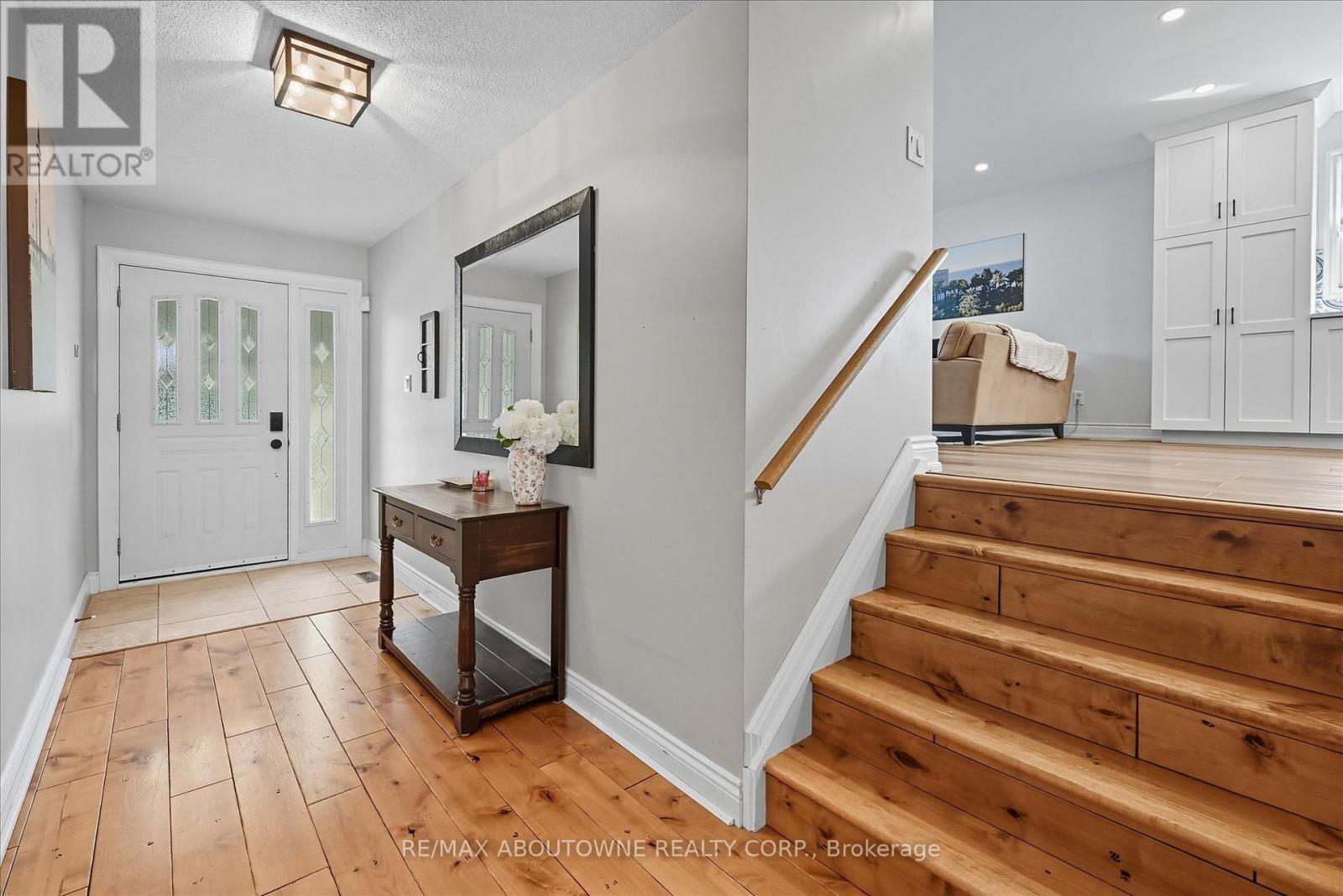 2490 Trevor Drive, Oakville, Ontario  L6L 5C6 - Photo 5 - W12394718