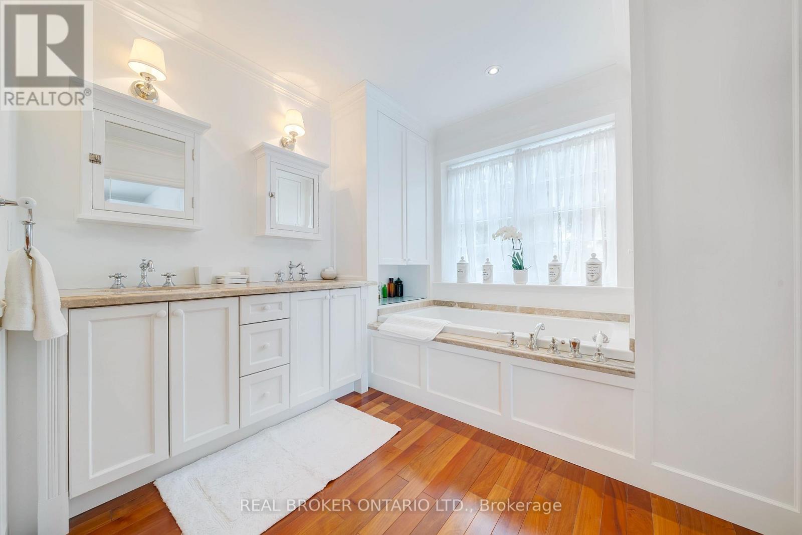 195 William Street, Oakville (Oo Old Oakville), Ontario  L6J 1C8 - Photo 13 - W12394755