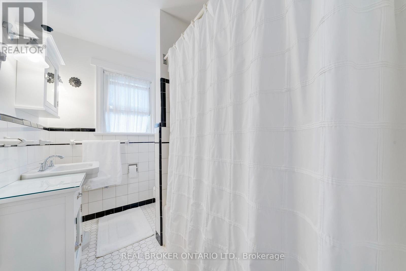 195 William Street, Oakville (Oo Old Oakville), Ontario  L6J 1C8 - Photo 16 - W12394755