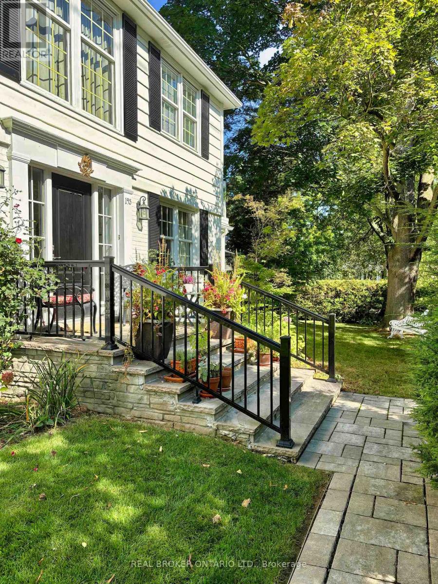195 William Street, Oakville (Oo Old Oakville), Ontario  L6J 1C8 - Photo 3 - W12394755
