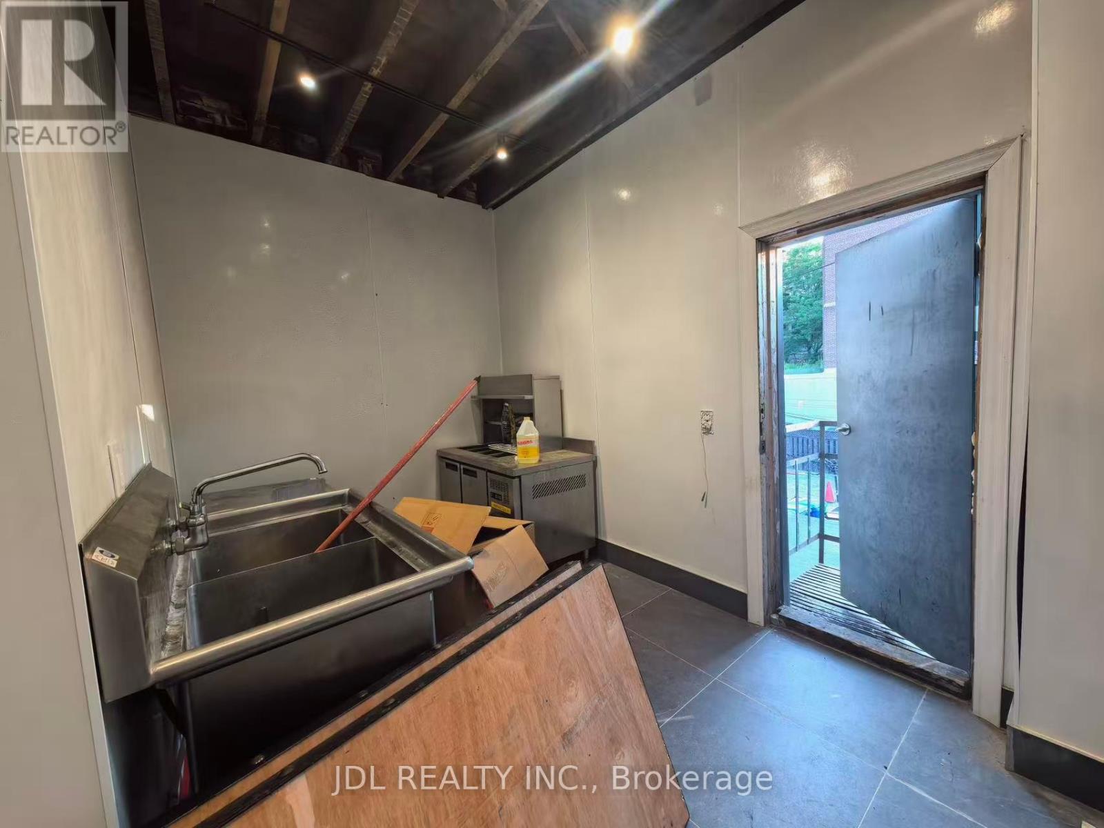 Second Floor - 394 Spadina Avenue, Toronto, Ontario  M5T 2G5 - Photo 4 - C12394895