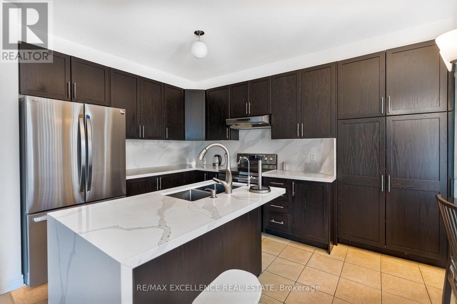 2 Mantle Avenue, Whitchurch-Stouffville, Ontario  L4A 0M4 - Photo 7 - N12394078