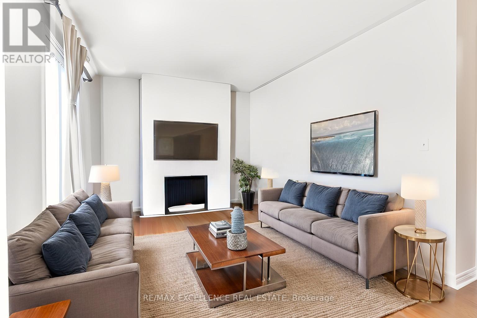 2 Mantle Avenue, Whitchurch-Stouffville, Ontario  L4A 0M4 - Photo 4 - N12394078