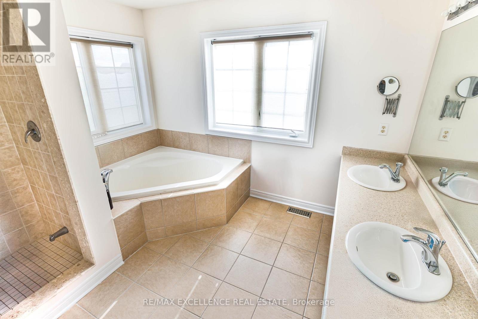 2 Mantle Avenue, Whitchurch-Stouffville, Ontario  L4A 0M4 - Photo 15 - N12394078