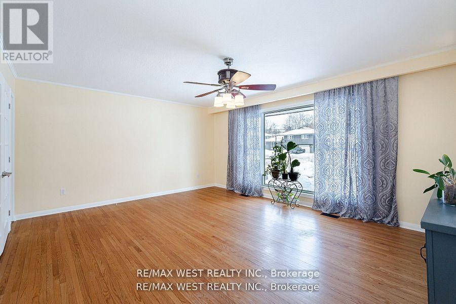 105 Shirley Avenue, Barrie (Sunnidale), Ontario  L4N 1N3 - Photo 3 - S12394834