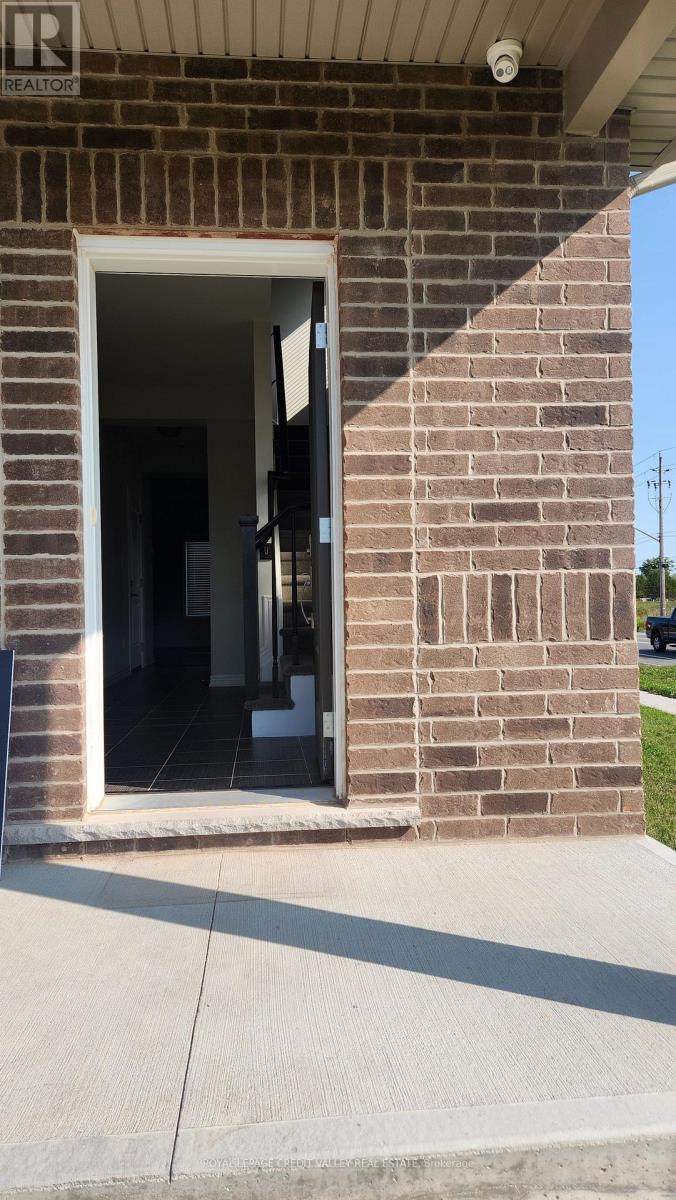 4 Sycamore Street, Welland, Ontario  L3C 0H8 - Photo 5 - X12387015