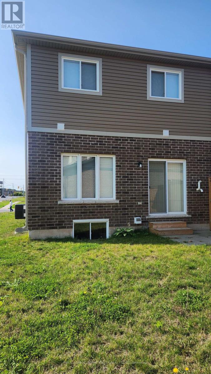 4 Sycamore Street, Welland, Ontario  L3C 0H8 - Photo 4 - X12387015
