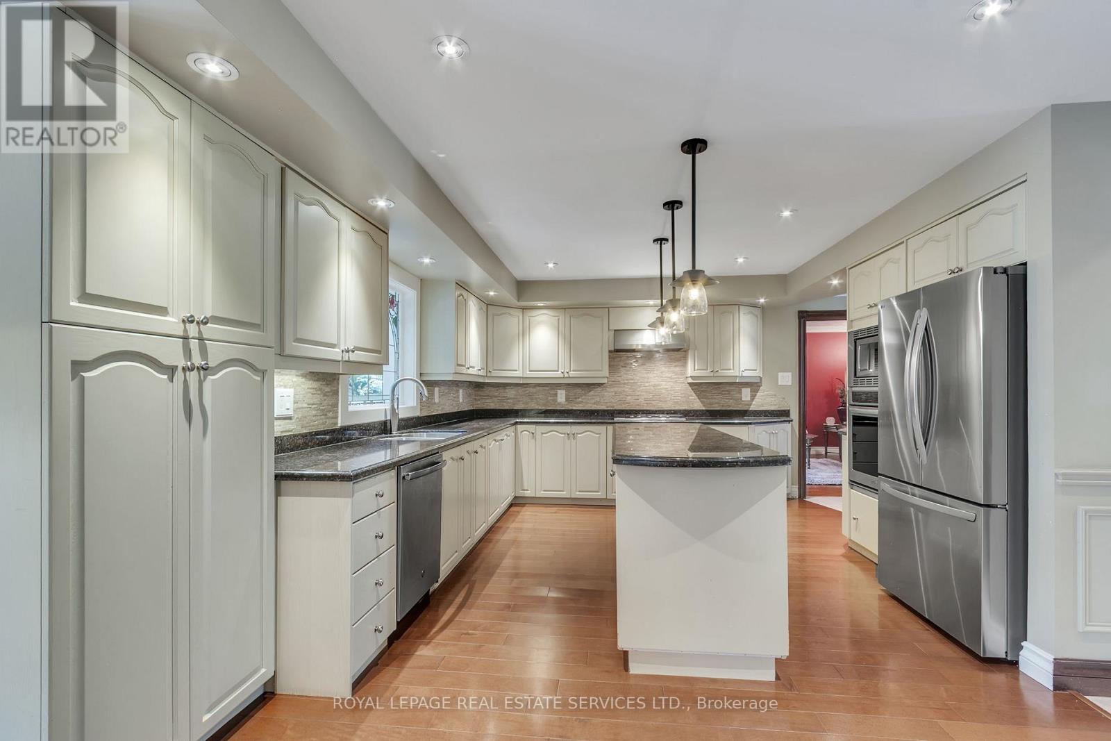 59 Elodia Court, Hamilton, Ontario  L9C 7R2 - Photo 11 - X12394836