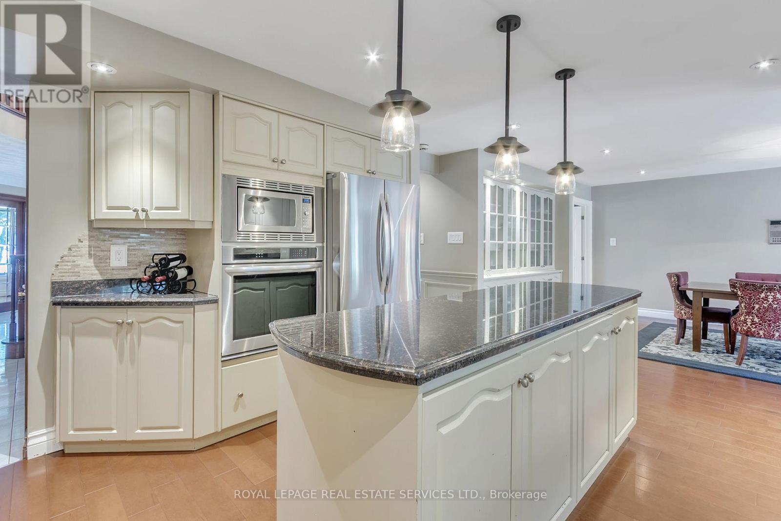 59 Elodia Court, Hamilton, Ontario  L9C 7R2 - Photo 9 - X12394836