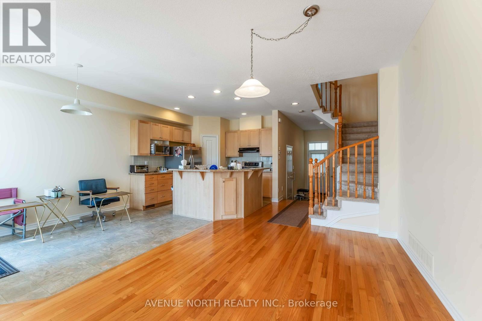 241 Waymark Crescent, Ottawa, Ontario  K2M 0A6 - Photo 5 - X12395014