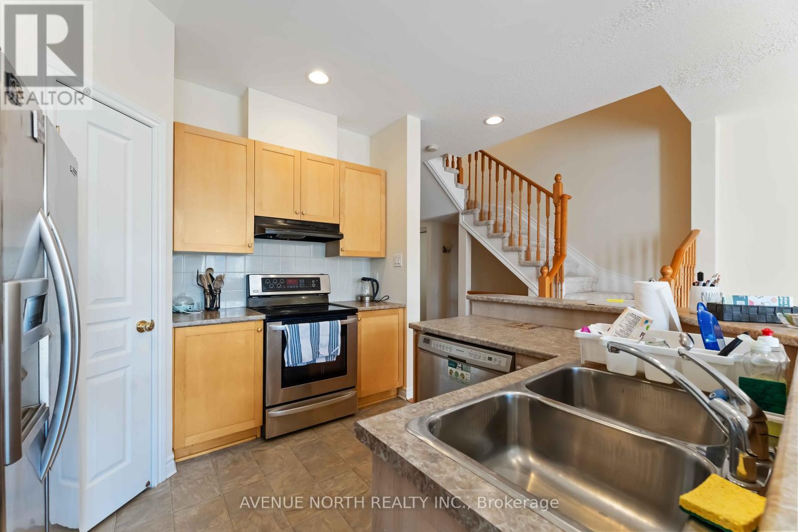 241 Waymark Crescent, Ottawa, Ontario  K2M 0A6 - Photo 6 - X12395014