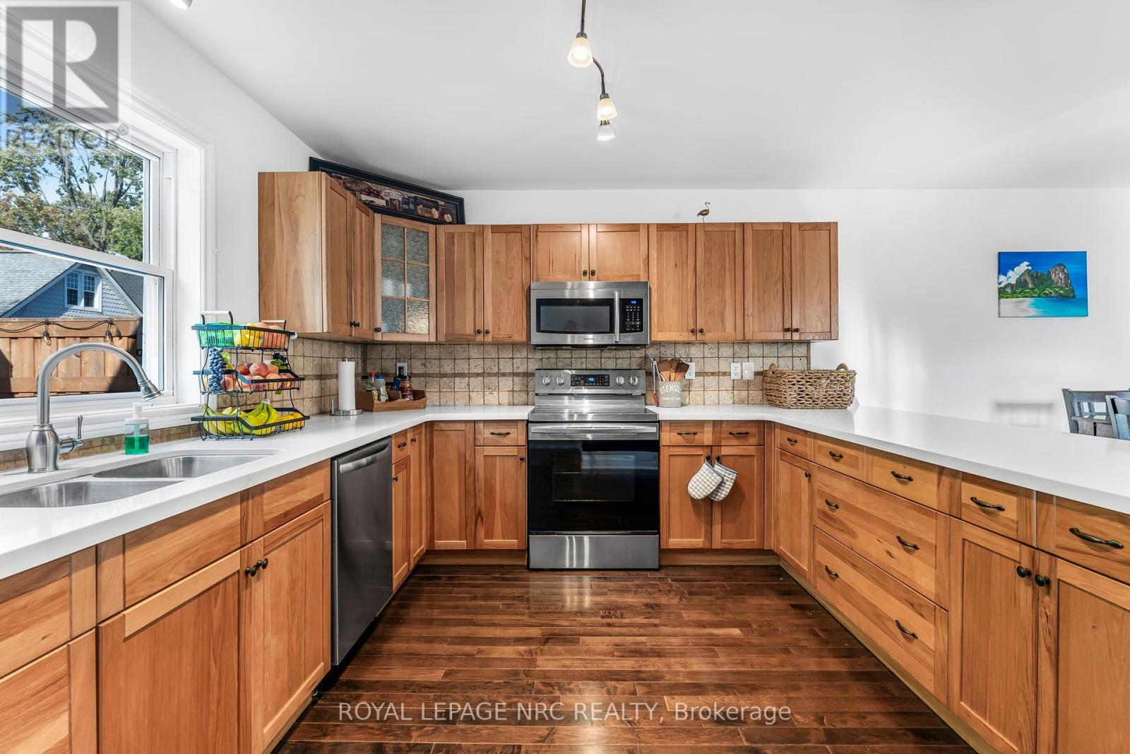 12 Lincoln Road E, Fort Erie, Ontario  L0S 1B0 - Photo 16 - X12395099