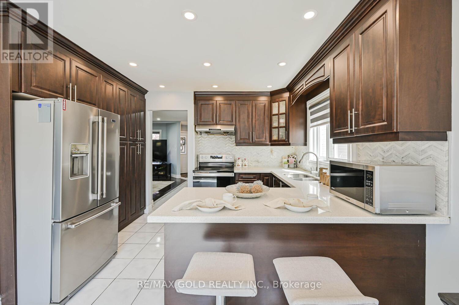 101 Beaconsfield Avenue, Brampton (Fletcher's West), Ontario  L6Y 4R6 - Photo 13 - W12394937