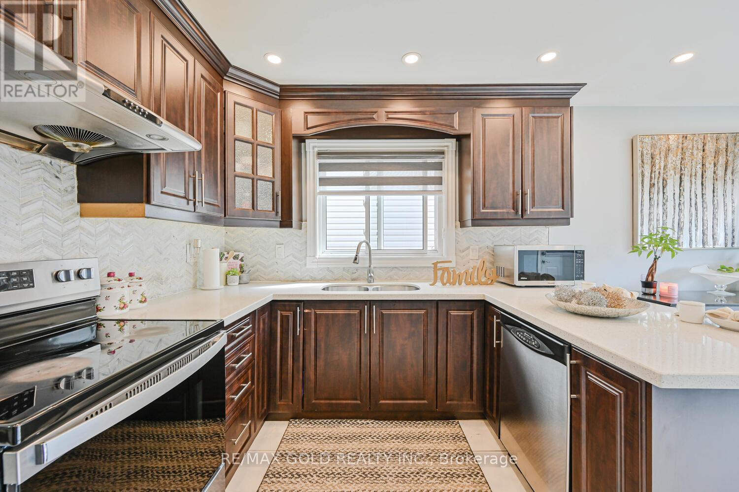 101 Beaconsfield Avenue, Brampton (Fletcher's West), Ontario  L6Y 4R6 - Photo 18 - W12394937