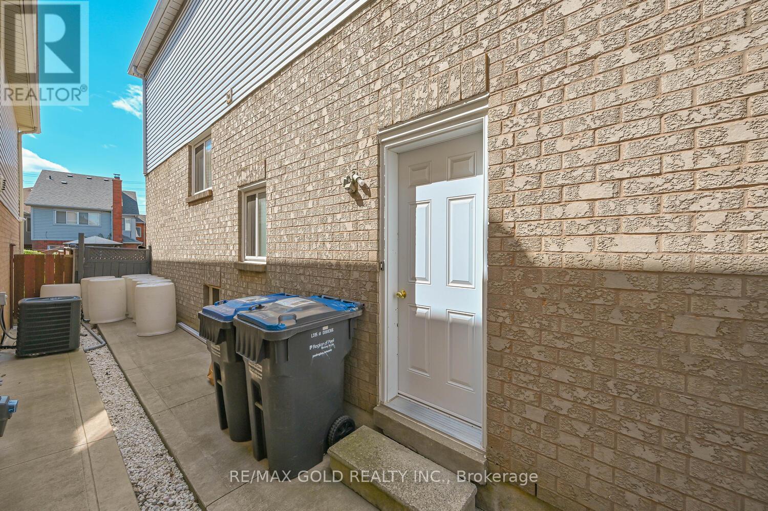 101 Beaconsfield Avenue, Brampton (Fletcher's West), Ontario  L6Y 4R6 - Photo 38 - W12394937
