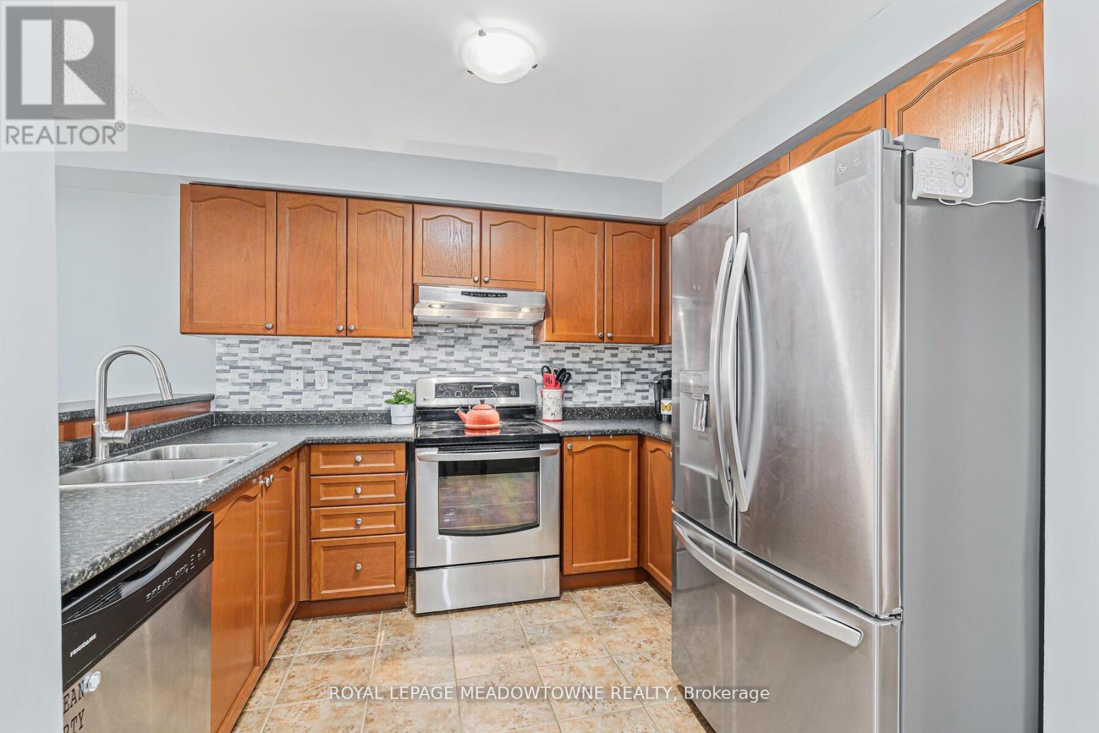 11 - 102 Cedarbrook Road, Brampton (Sandringham-Wellington), Ontario  L6R 0W4 - Photo 8 - W12394953
