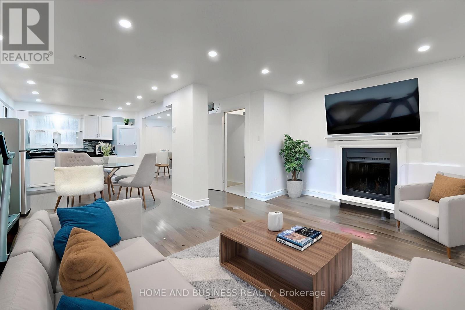 31 Greenleaf Crescent, Brampton (Brampton West), Ontario  L6X 2V5 - Photo 2 - W12394967