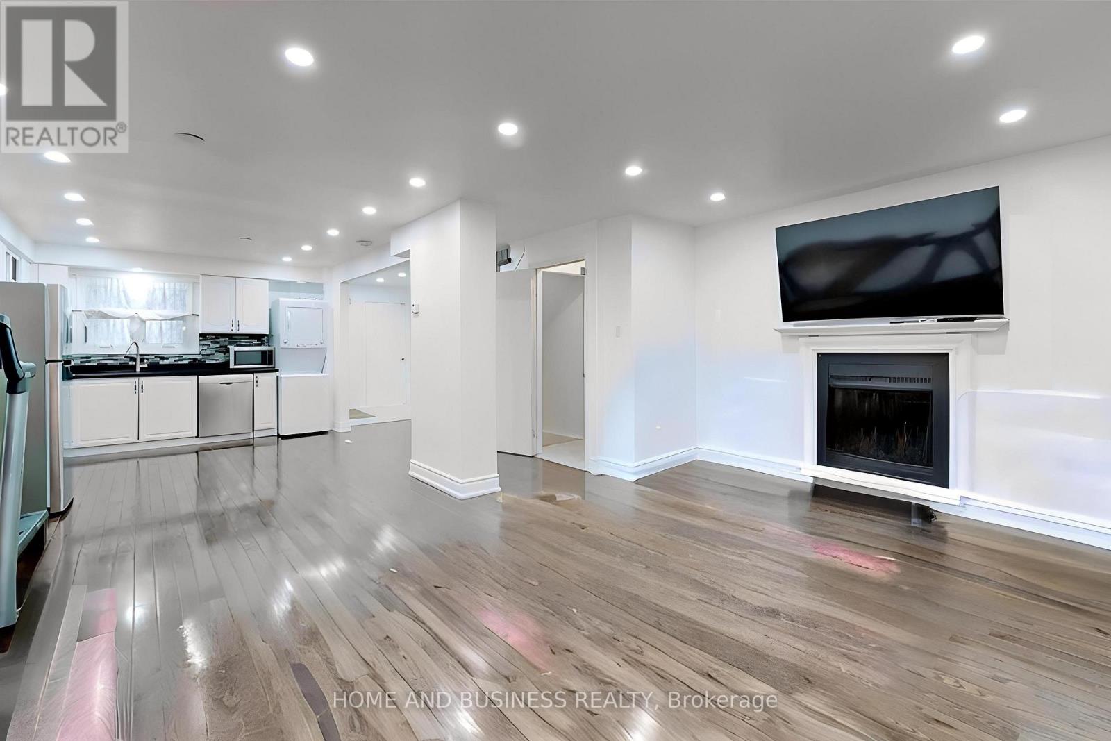 31 Greenleaf Crescent, Brampton (Brampton West), Ontario  L6X 2V5 - Photo 3 - W12394967