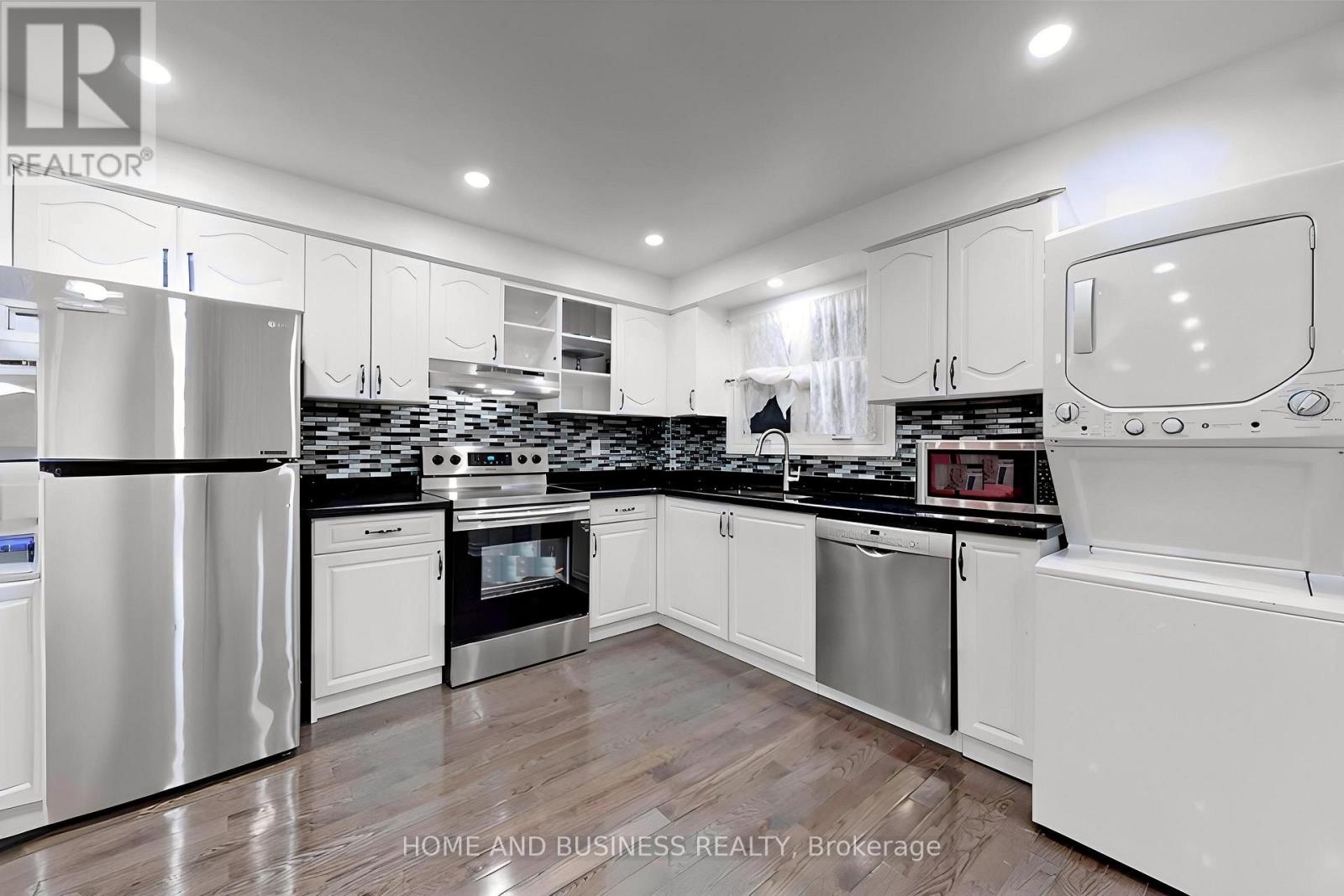 31 Greenleaf Crescent, Brampton (Brampton West), Ontario  L6X 2V5 - Photo 6 - W12394967