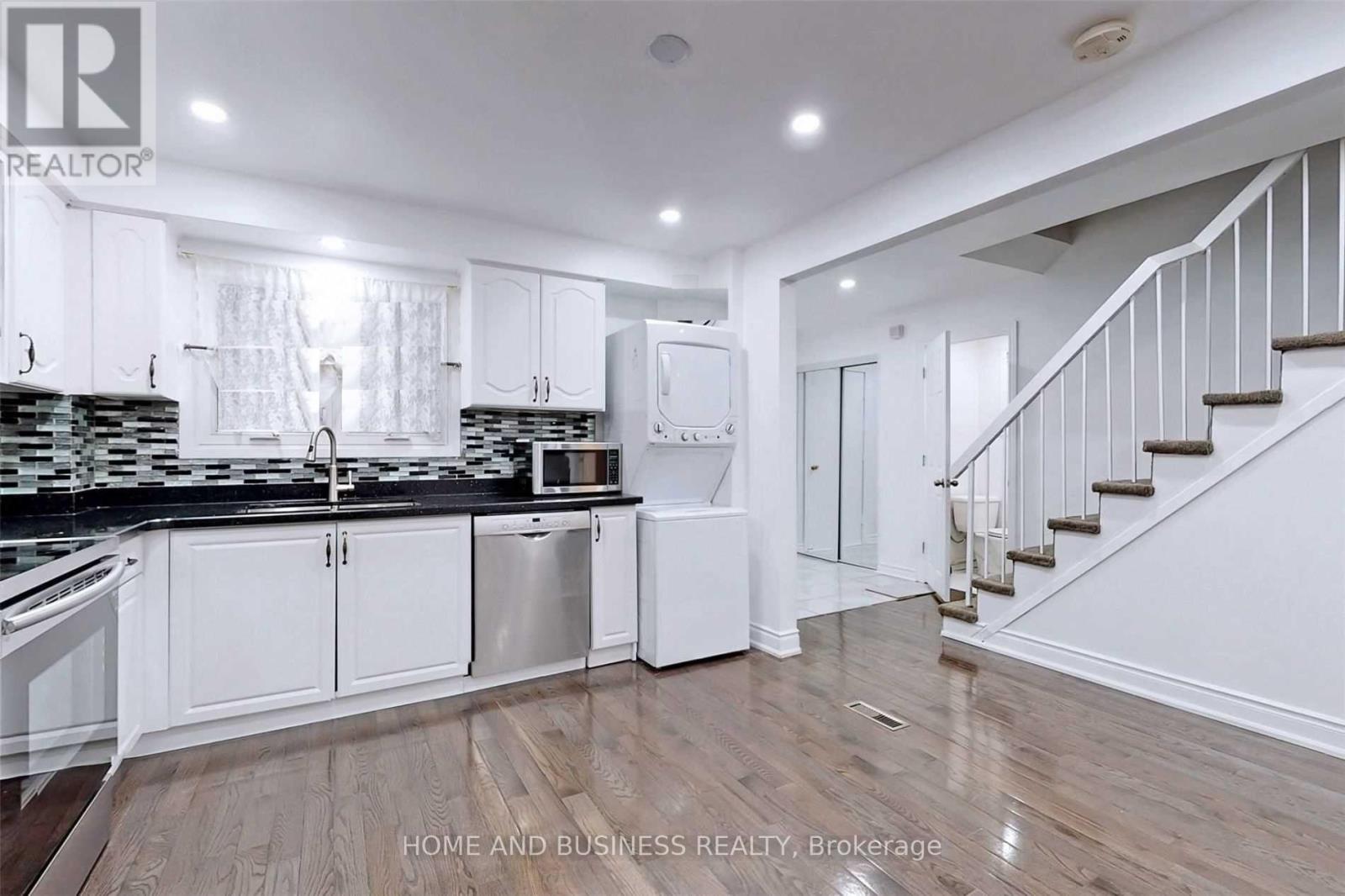 31 Greenleaf Crescent, Brampton (Brampton West), Ontario  L6X 2V5 - Photo 7 - W12394967