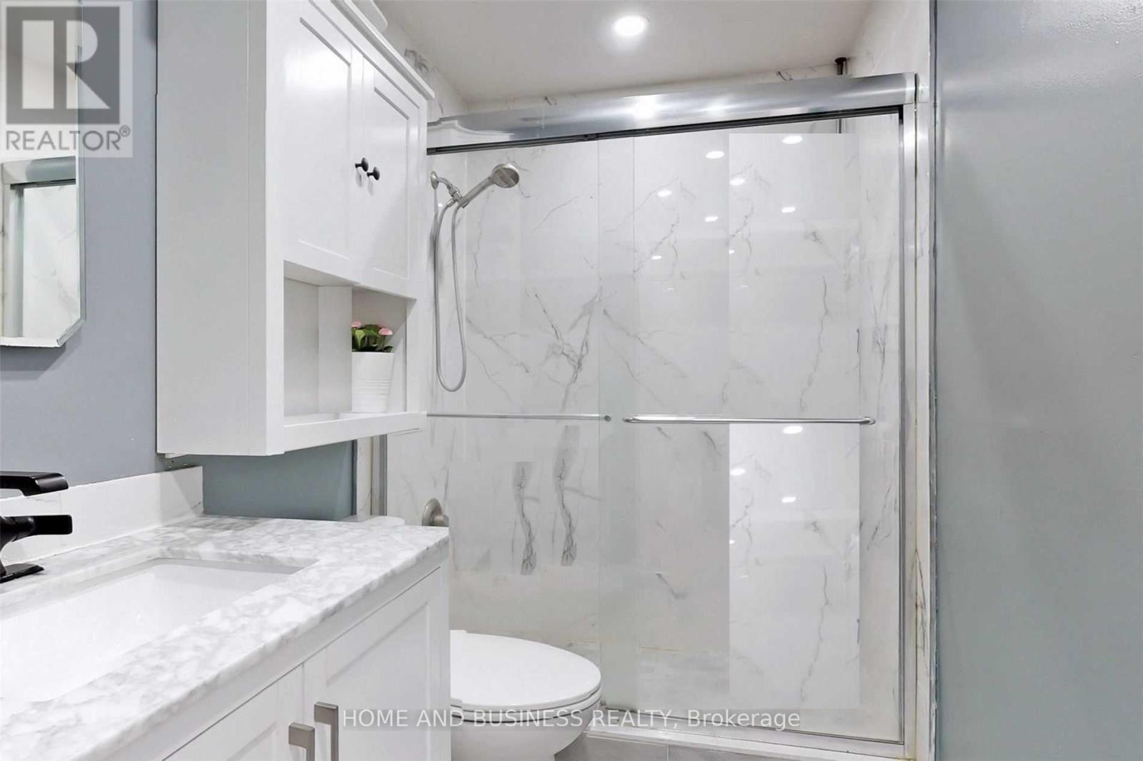 31 Greenleaf Crescent, Brampton (Brampton West), Ontario  L6X 2V5 - Photo 8 - W12394967