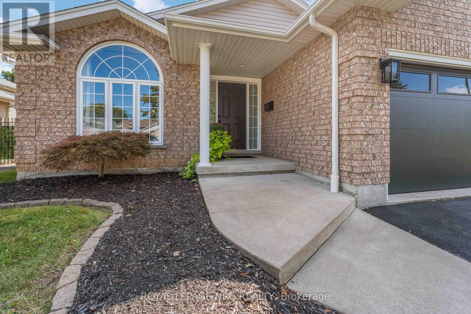 3680 Weinbrenner Road, Niagara Falls, Ontario  L2G 7Y4 - Photo 2 - X12395070