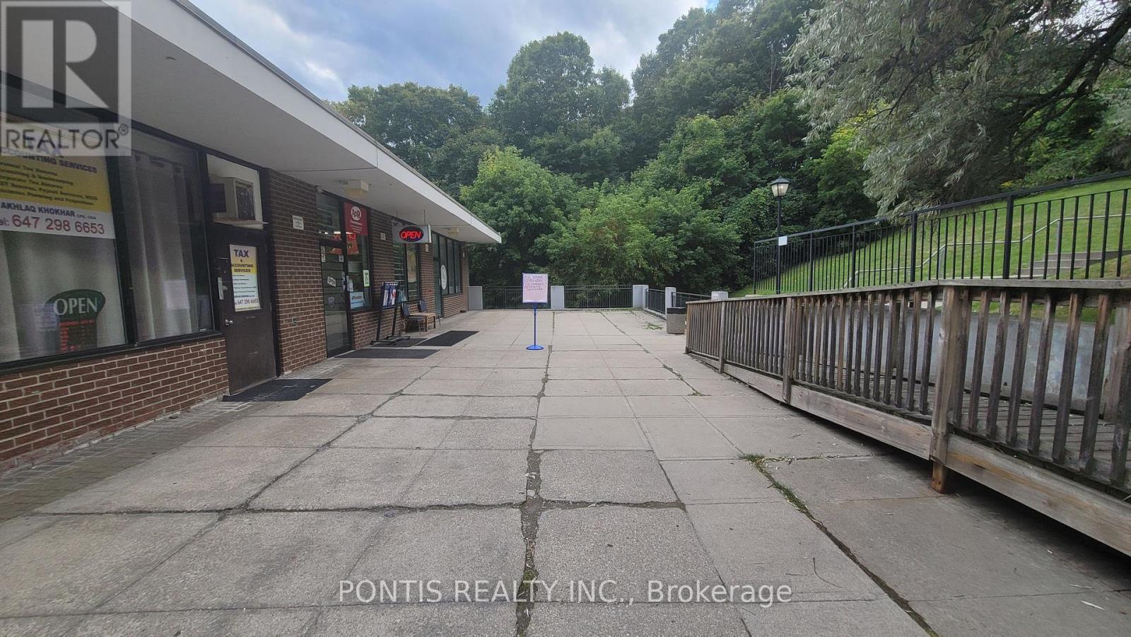 15 Club Golfway, Toronto (Flemingdon Park), Ontario  M3C 3B1 - Photo 2 - C12394974