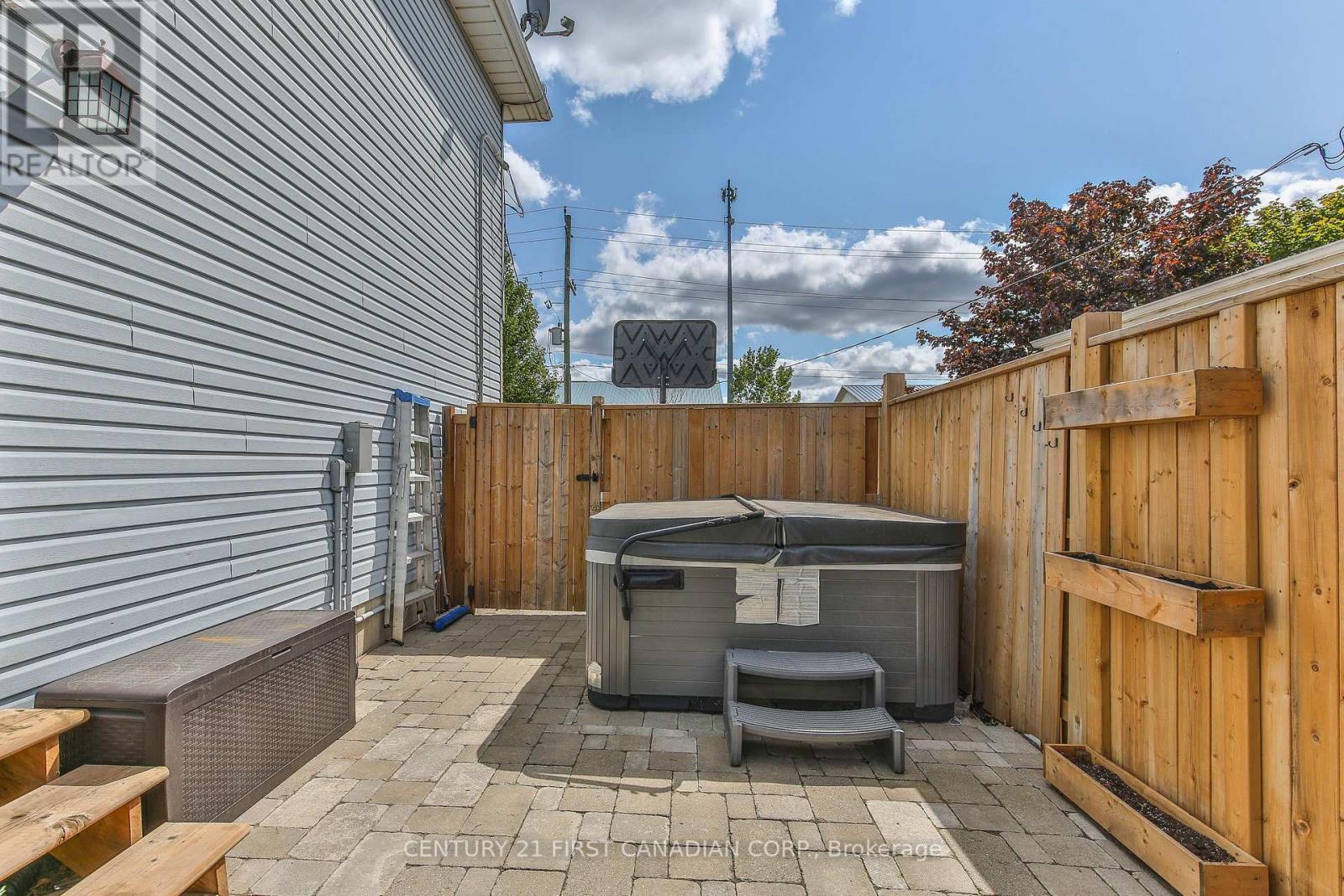 205 Carnegie Street, Ingersoll, Ontario  N5C 1L1 - Photo 37 - X12395169