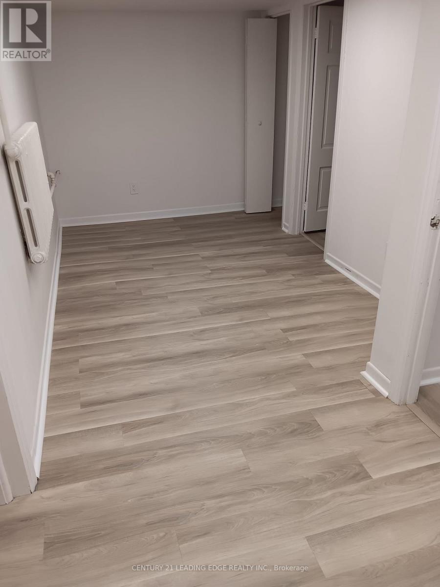 113 Lankin Boulevard, Toronto, Ontario  M4J 4X2 - Photo 5 - E12395118