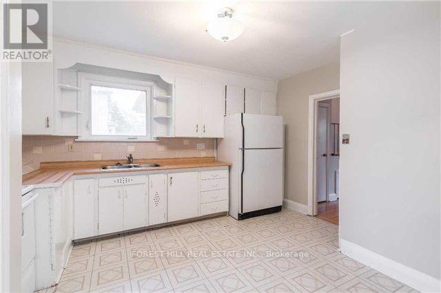 90 Arnold Avenue, Vaughan (Crestwood-Springfarm-Yorkhill), Ontario  L4J 1B5 - Photo 6 - N12395078