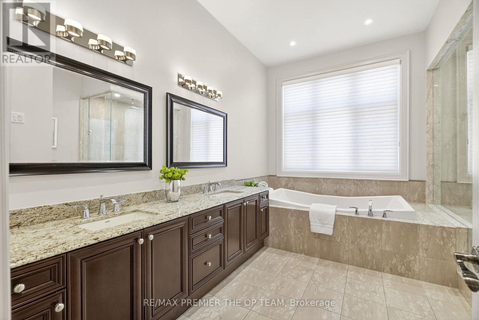 24 Grand Vellore Crescent, Vaughan, Ontario  L4H 0N8 - Photo 21 - N12395130