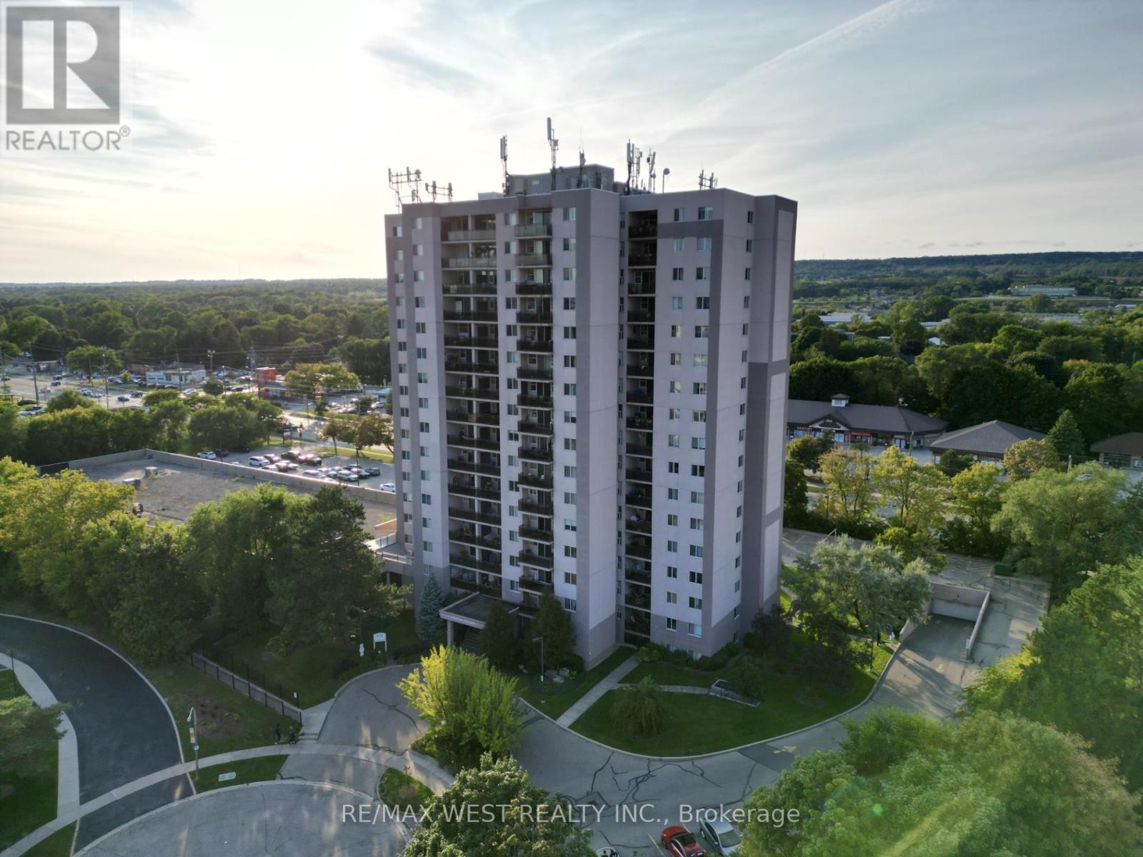 703 - 975 Warwick Court, Burlington, Ontario  L7T 3Z7 - Photo 1 - W12394980