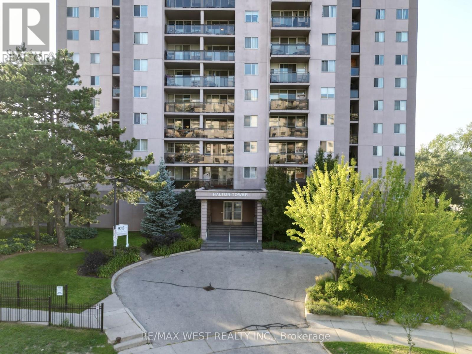 703 - 975 Warwick Court, Burlington, Ontario  L7T 3Z7 - Photo 2 - W12394980
