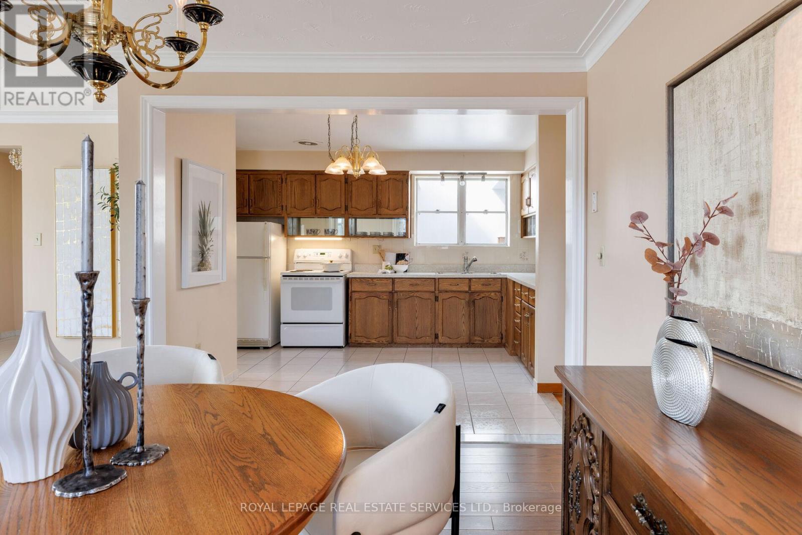 339 Woodale Avenue, Oakville (Wo West), Ontario  L6K 2N8 - Photo 12 - W12395095