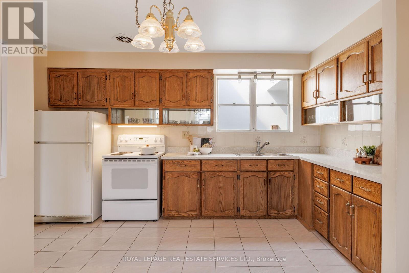 339 Woodale Avenue, Oakville (Wo West), Ontario  L6K 2N8 - Photo 13 - W12395095