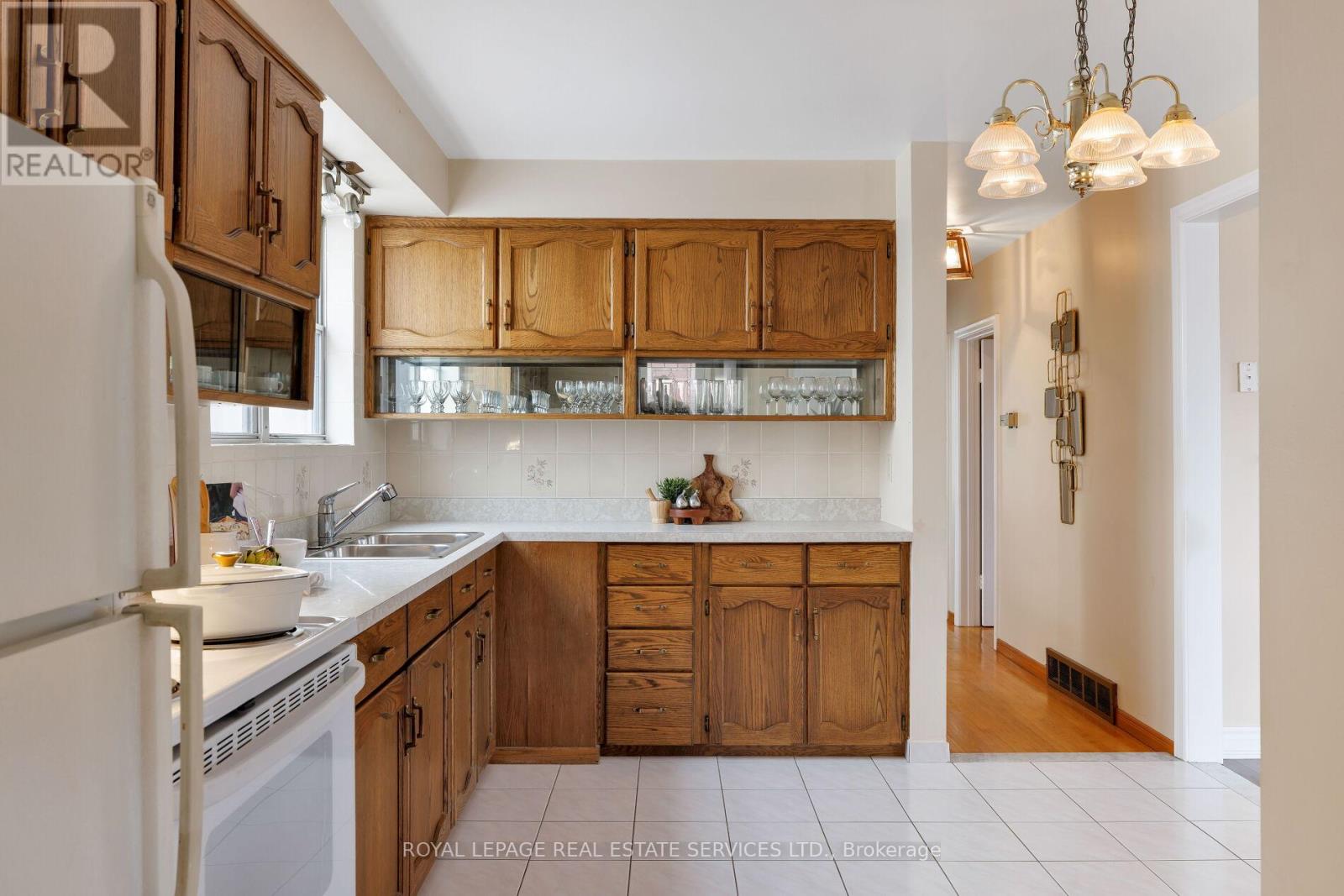 339 Woodale Avenue, Oakville (Wo West), Ontario  L6K 2N8 - Photo 14 - W12395095