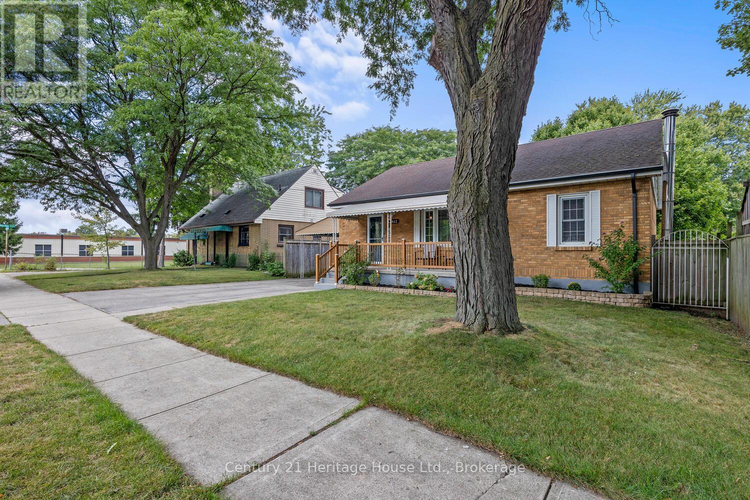 1842 Churchill Avenue, London East, Ontario  N5W 2L5 - Photo 3 - X12375579