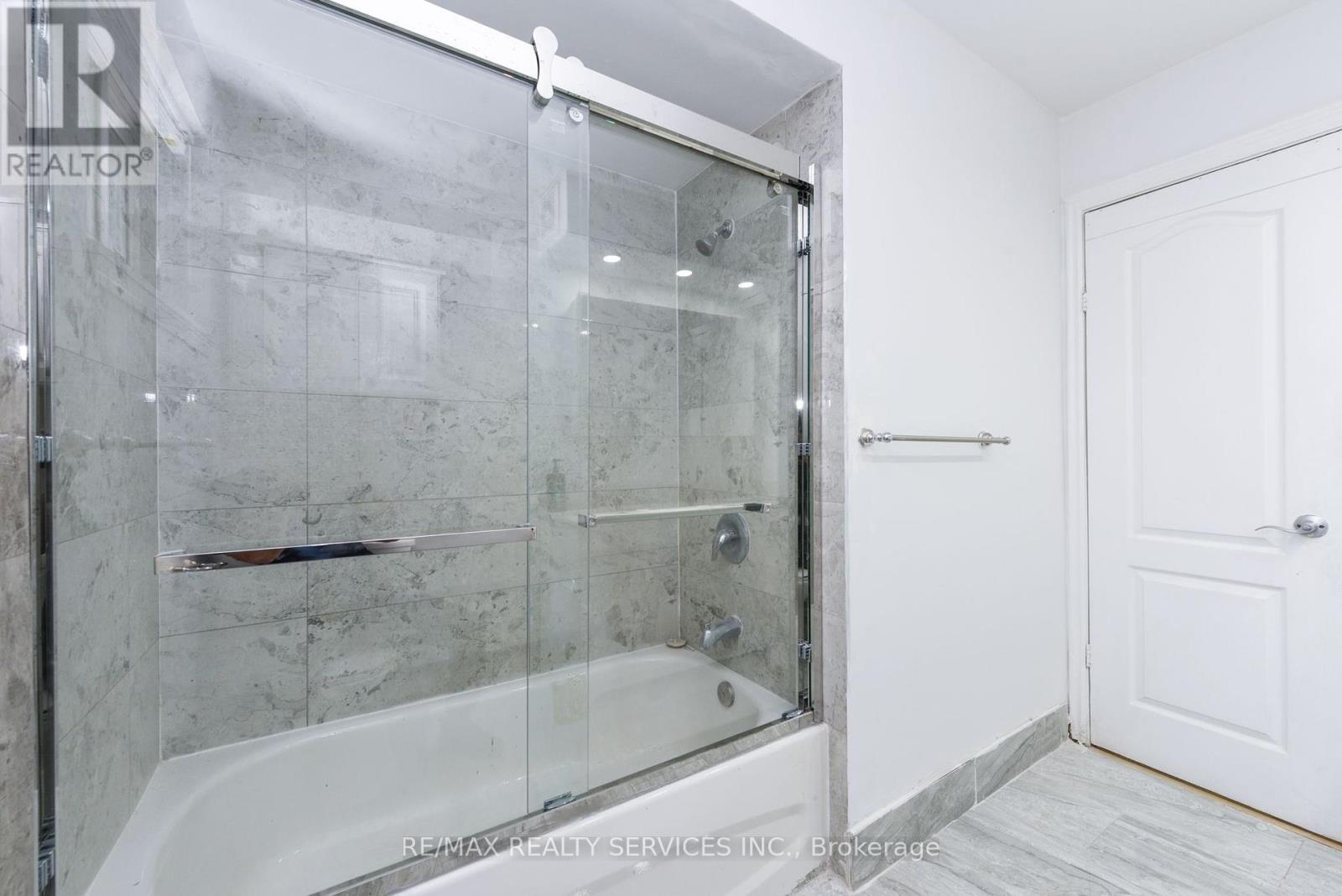 24 Earlton Court, Brampton, Ontario  L6T 2B8 - Photo 17 - W12201456
