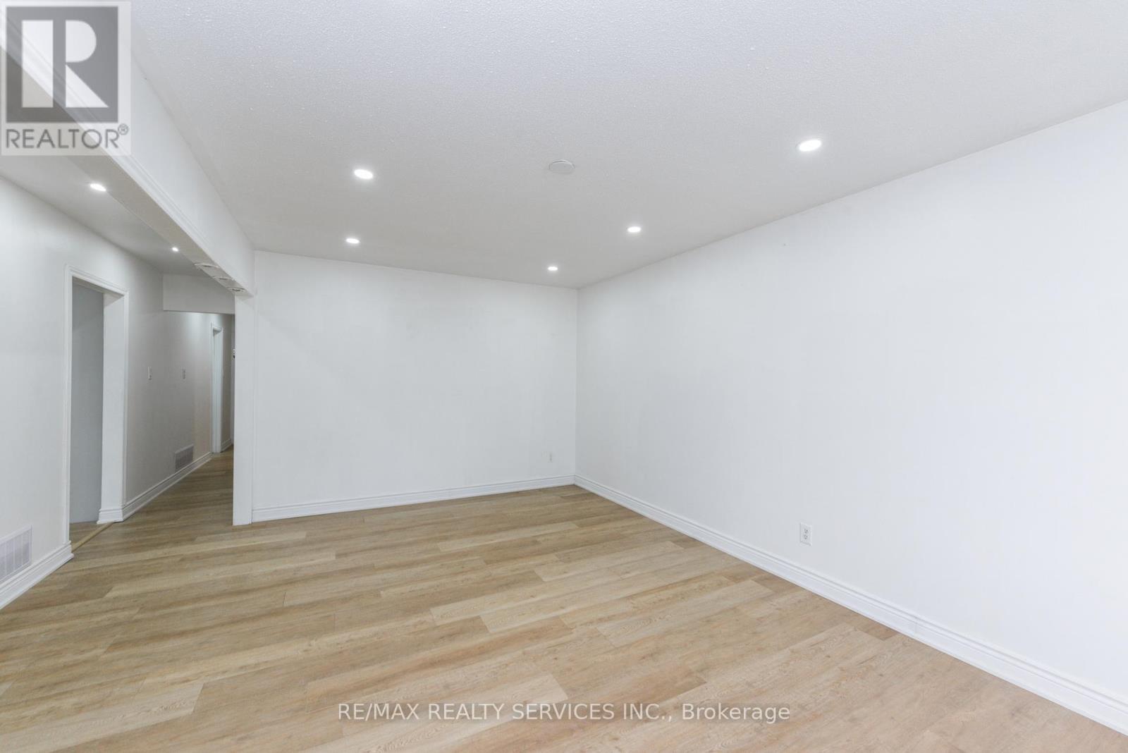 24 Earlton Court, Brampton, Ontario  L6T 2B8 - Photo 6 - W12201456