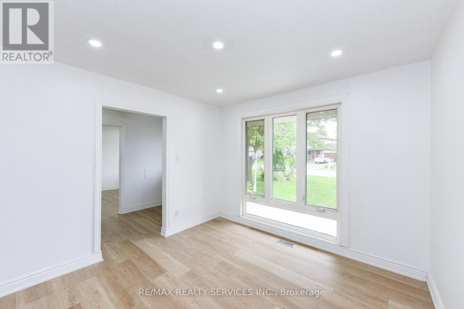 24 Earlton Court, Brampton, Ontario  L6T 2B8 - Photo 7 - W12201456