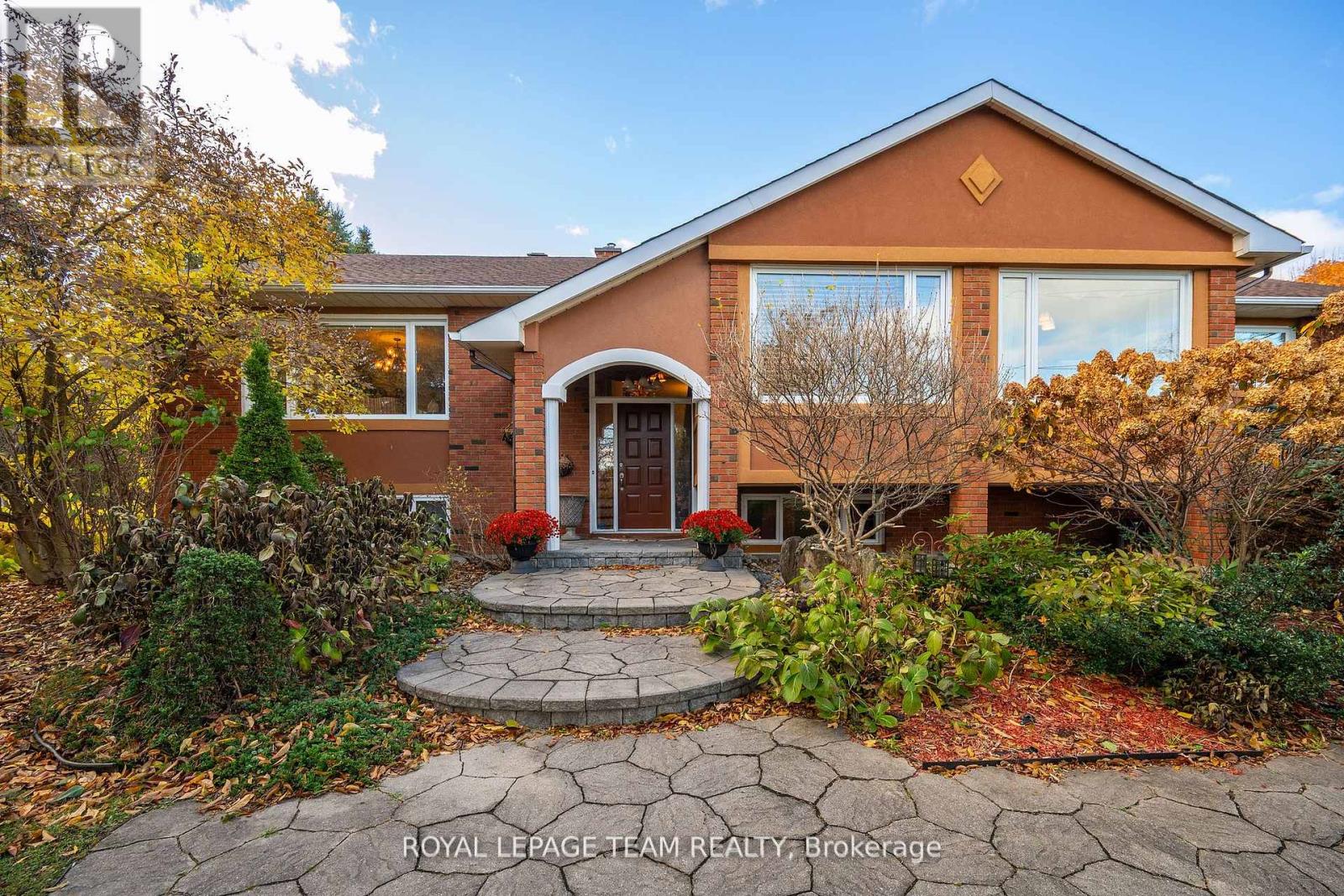 1100 Moffatt Drive, Ottawa, Ontario  K4C 1B7 - Photo 3 - X12395249